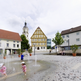 Schlossplatz Neuhausen