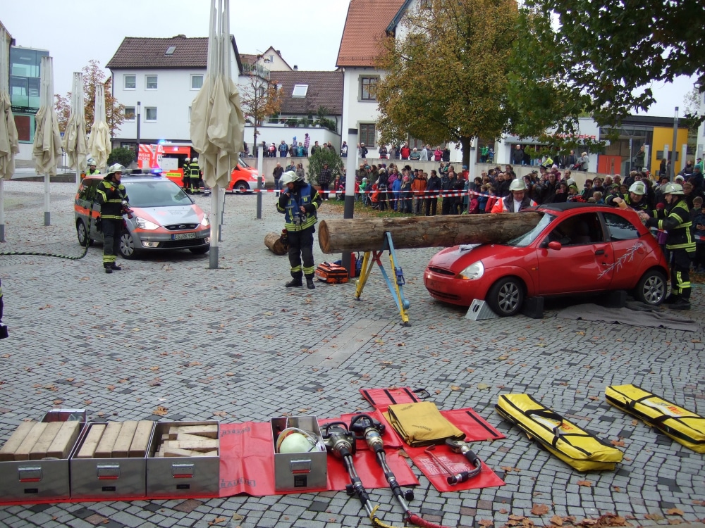 Unsere diesjährige Hauptübung fand am 17. Oktober rund um den Schlossplatz Neuhausen statt.
Übungsannahme war eine Flächenlage nach einem Sommerunwetter um Herbst. Hierzu mussten die Einsatzkräfte 4 verschiedene Szenarien abarbeiten...