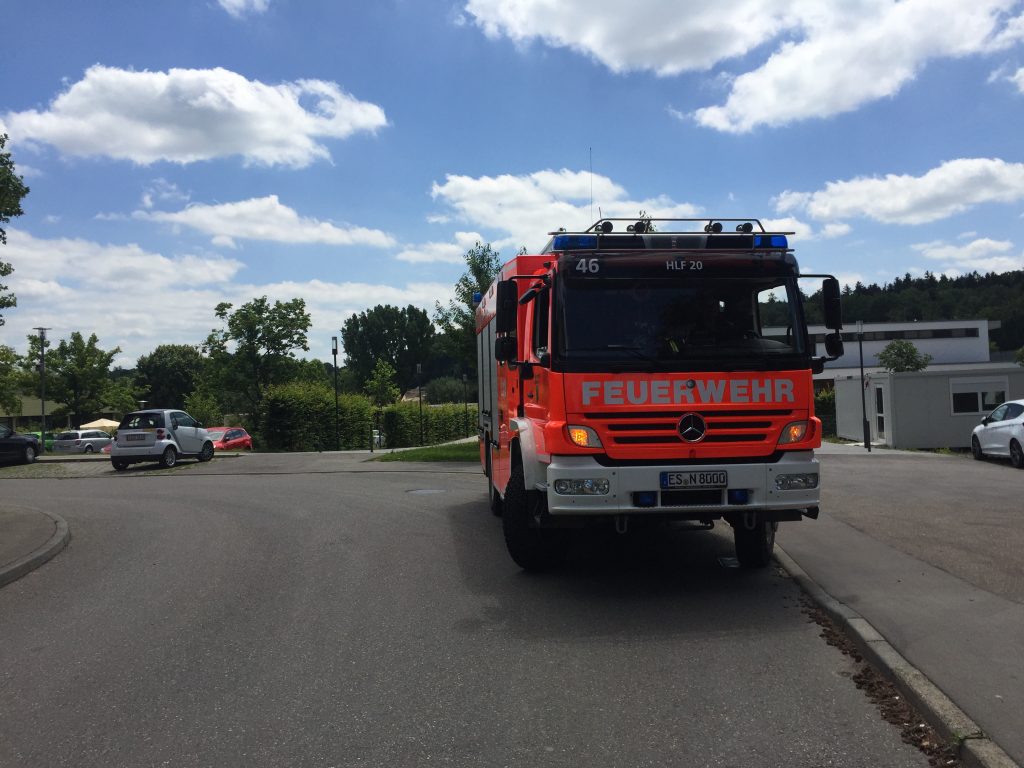 Einsatzfahrzeuge:
ELW1, HLF20, LF16
Einsatzzeitraum:
14.06.2018 –13:10-13:35 Uhr