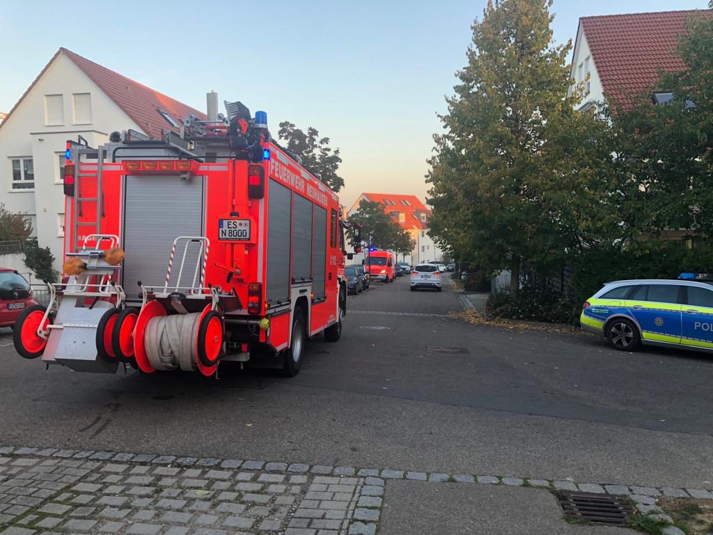 Einsatzfahrzeuge:
ELW1, HLF20, LF16, DLK 23/12 Filderstadt 1/00
Einsatzzeitraum:
11.10.2018 – 07:44-08:10 Uhr