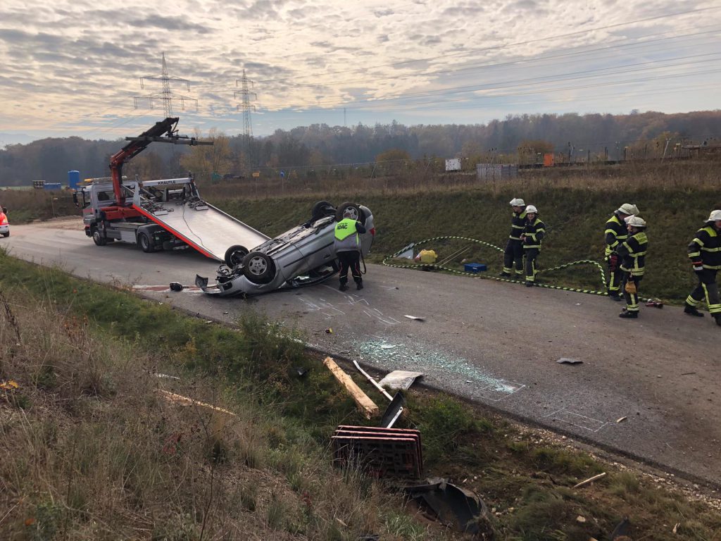 Einsatzfahrzeuge:
ELW1, HLF20, MTW, Ostfildern 2/00
Einsatzzeitraum:
10.11.2018 – 09:38- 11:00 Uhr