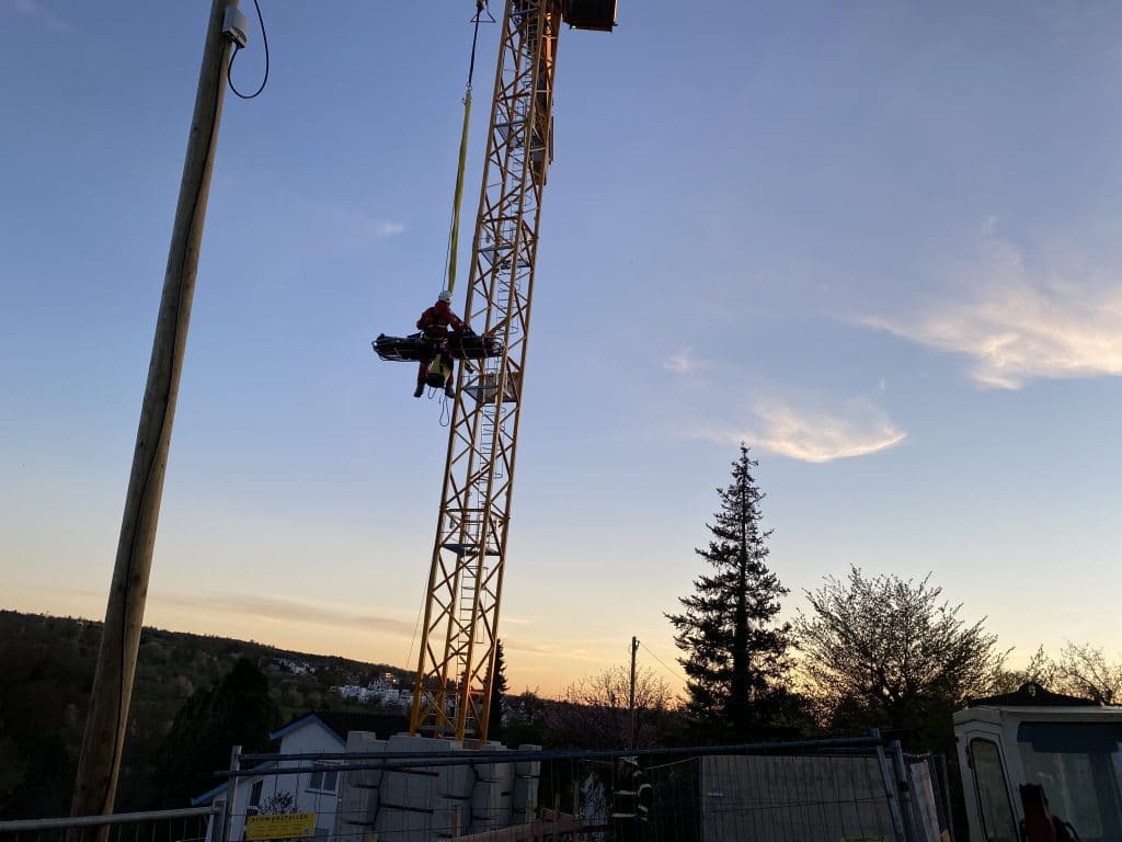 Einsatzfahrzeuge:
ELW1, HLF10, GW-T, MTW, Filderstadt 1/00
Einsatzzeitraum:
15.04.2020 – 19:35-20:46 Uhr