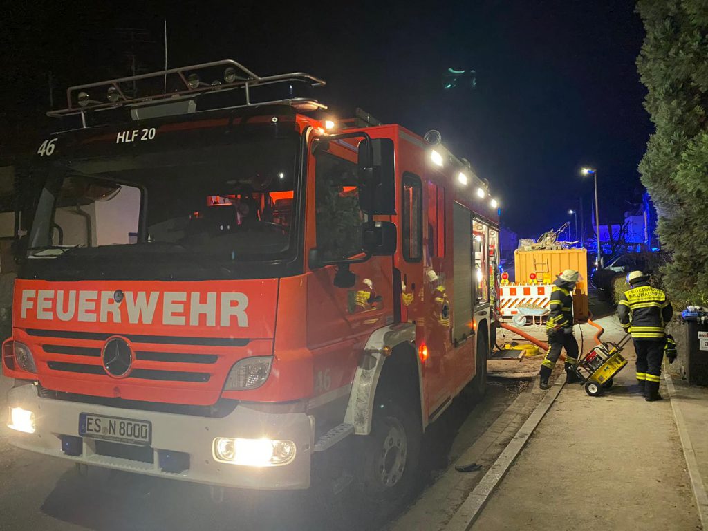 Einsatzfahrzeuge:
ELW1, HLF20, HLF10, LF16, DLA(K) 23/12 Filderstadt
Einsatzzeitraum:
22.11.2020 –23:51-00:57 Uhr