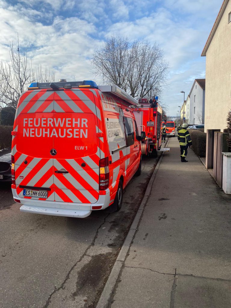 Einsatzfahrzeuge:
ELW1, HLF20, MTW
Einsatzzeitraum:
26.12.2020 –11:38-12:08 Uhr
