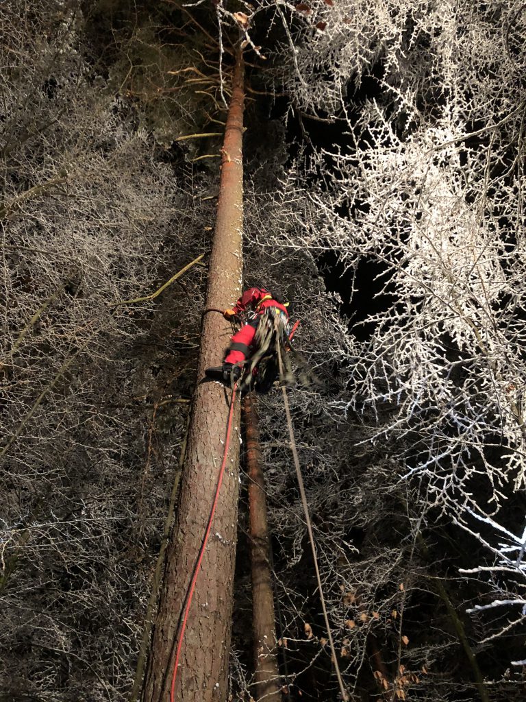 Einsatzfahrzeuge:
MTW, GW-T, Feuerwehr Aichtal
Einsatzzeitraum:
06.01.2021 –23:17-01:30 Uhr