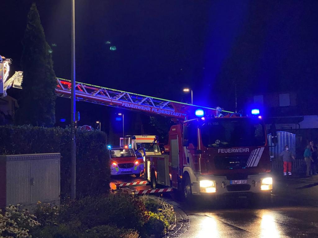 Einsatzfahrzeuge:
ELW1, DLA(K) 23/12 Filderstadt 1/00
Einsatzzeitraum:
27.07.2021 –23:33-00:31 Uhr