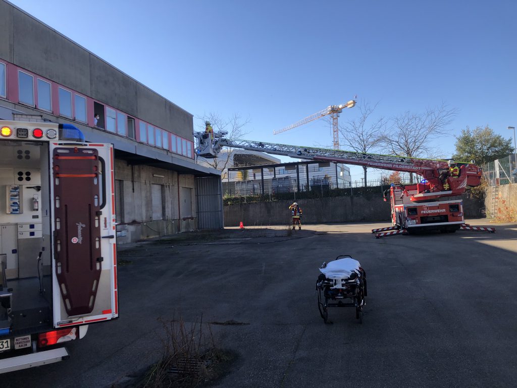 Einsatzfahrzeuge:
ELW1, DLA(K) 23/12 Filderstadt 1/00
Einsatzzeitraum:
24.10.2021 –14:13-15:17 Uhr