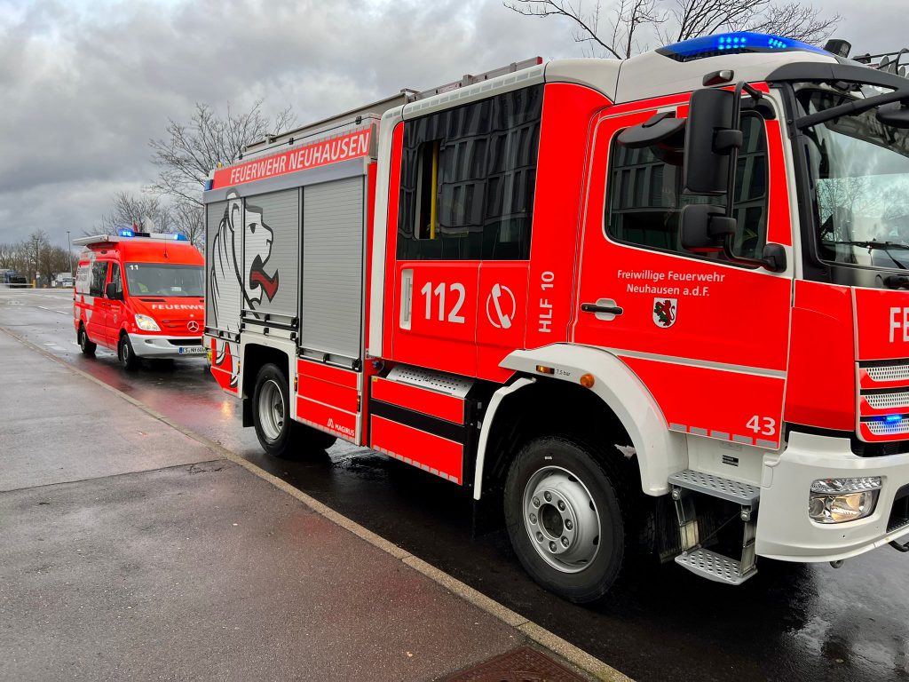 Einsatzfahrzeuge:
ELW1, HLF10, LF16
Einsatzzeitraum:
29.12.2021 –10:42-11:19 Uhr