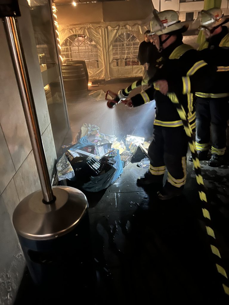 Einsatzfahrzeuge:
HLF10
Einsatzzeitraum:
01.01.2023 –01:04- 01:35Uhr