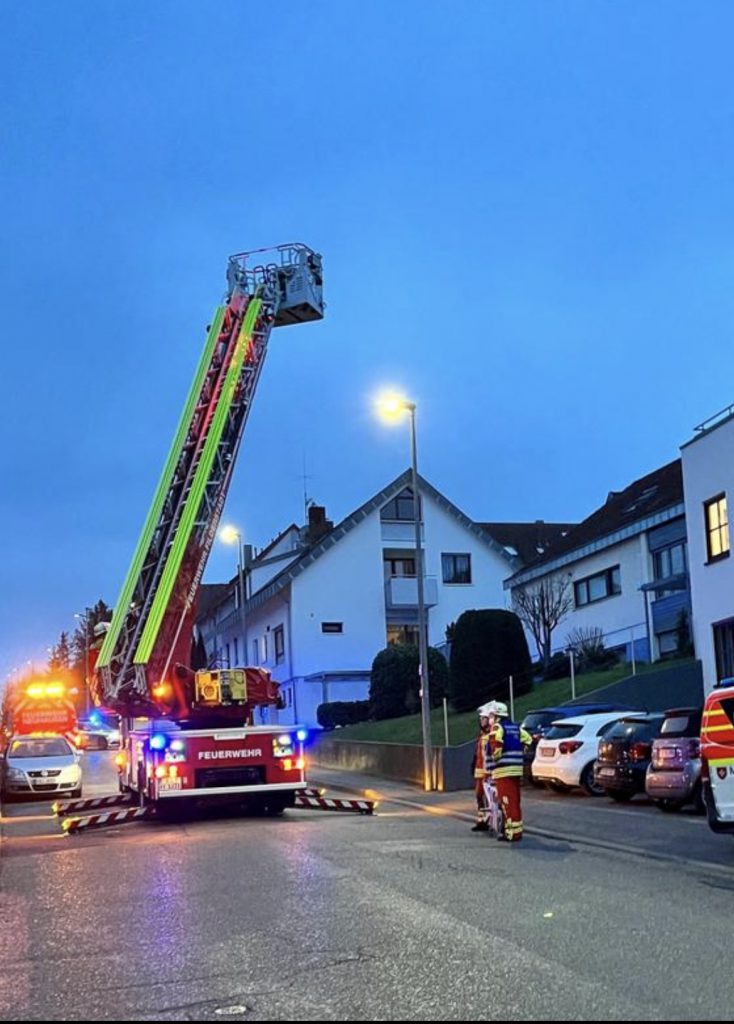 Einsatzfahrzeuge:
ELW1, DLA(K) 23/12 Filderstadt 1/00
Einsatzzeitraum:
14.01.2023 –16:50- 17:40Uhr