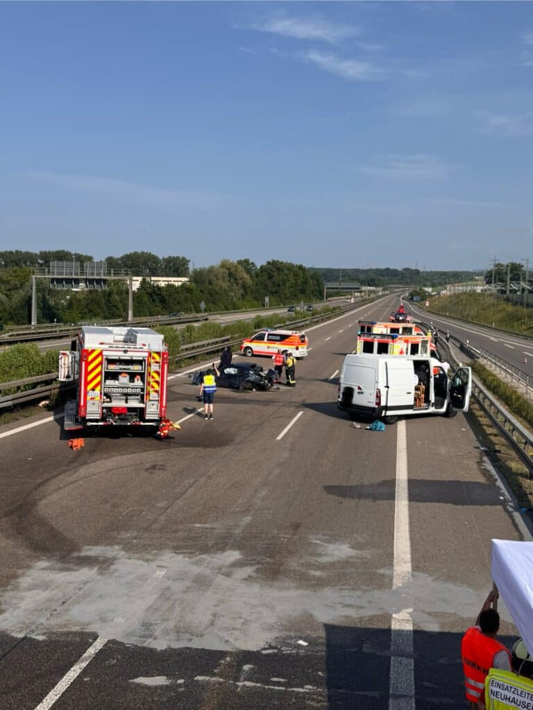 Einsatzfahrzeuge:
ELW1, HLF20, MTW, Feuerwehr Ostfildern- Nellingen
Einsatzzeitraum:
14.06.2025 –16:19 Uhr- 18:45 Uhr