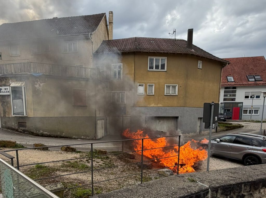 Einsatzfahrzeuge:
ELW1, HLF20, HLF10
Einsatzzeit:
05.04.2026 – 15:55 - 17:45 Uhr